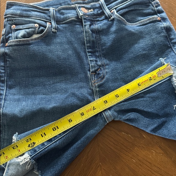 MOTHER The Weekender Fray Denim Shorts Take it Easy Wash Sz 28 6” inseam EUC - Picture 13 of 15